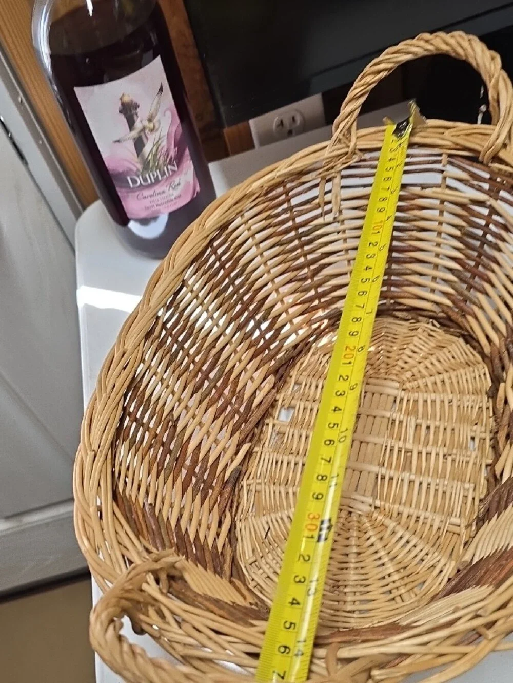 Vtg.Woven Rattan Serving Basket in Natural Brown - (226)